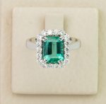 2.04 CT Emerald ring with diamonds